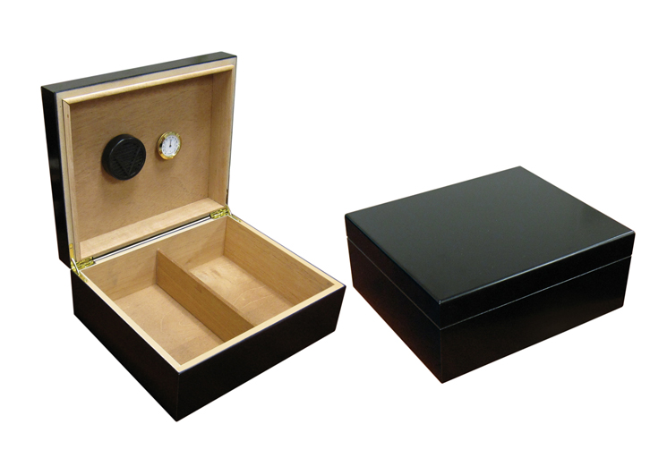 Chalet - 25-50 Count BLACK Humidor w/ Humidifier & Hygrometer